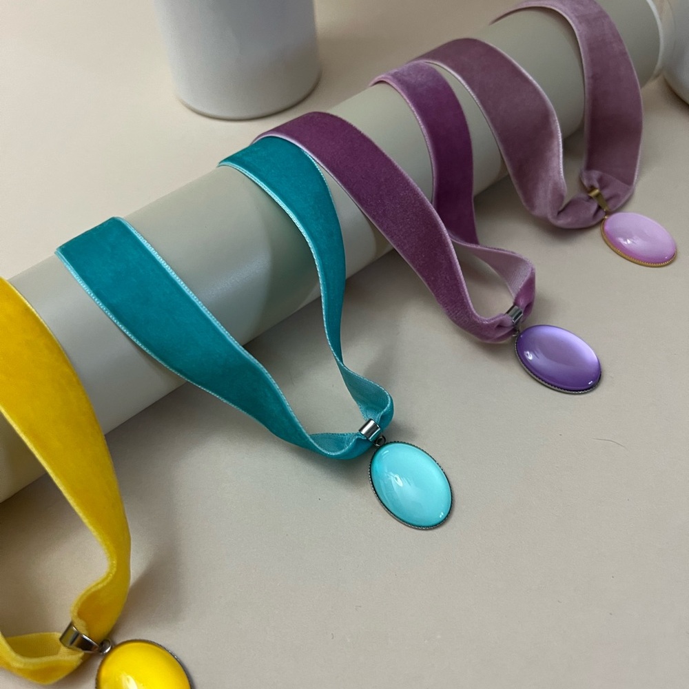 Handmade Po-Of-Color Statement Velvet Choker: Retro Choker Resin Pendant - Picture 2 of 16